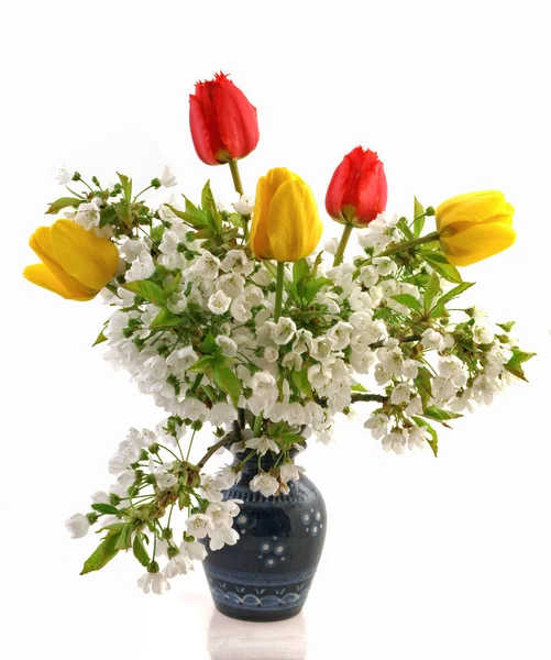 Cam vazo içinde sunulan Lale buketi