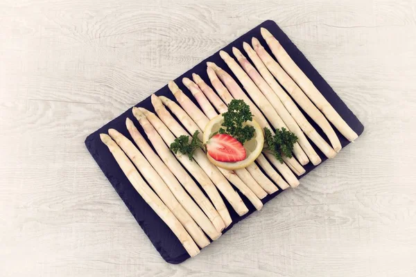 Kuşkonmaz, yeşil ve beyaz sebze.  