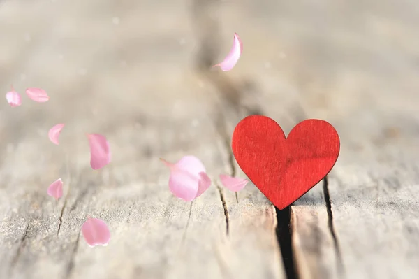 Día San Valentín Corazón Rojo Pétalos Rosa Madera Vieja Tarjeta — Foto de Stock