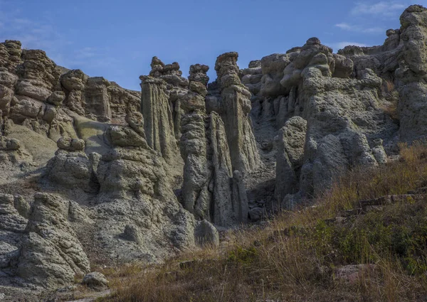 Doğal olarak insana benzeyen taş sütunlar, taş bebekler Kuklica.