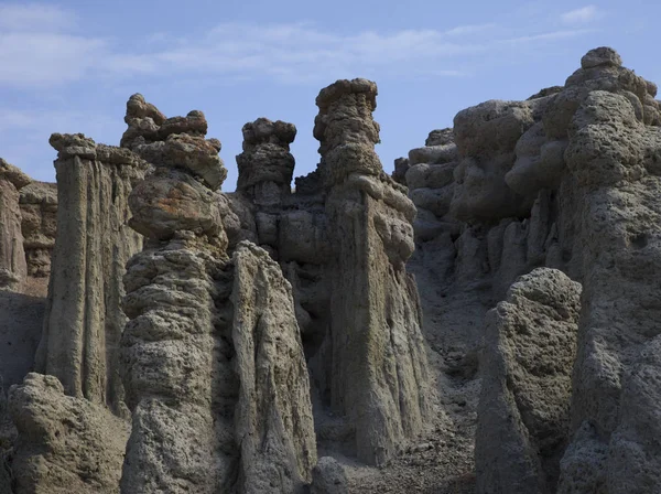 Doğal olarak insana benzeyen taş sütunlar, taş bebekler Kuklica.