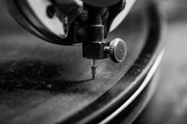 Eski gramofon müzik çalma, iğne, retro tarzı üzerinde duruldu
