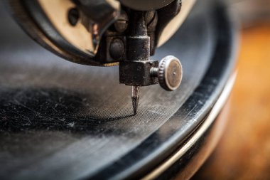 Çok eski gramofon müzik çalma, makro çekim iğne
