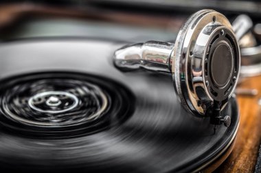 Grammophone oynayan eski disk, eski günler müzik