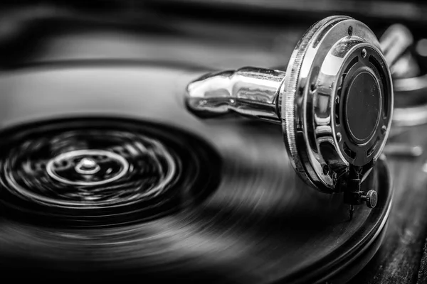 Grammophone playing old disk, in black and white — Stock Photo, Image