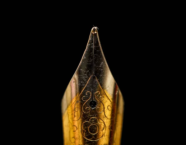 Old Golden Pen, macro scatto su sfondo nero — Foto Stock