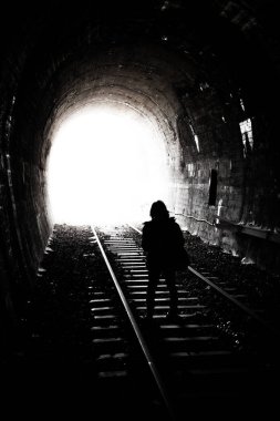 Parlak bir ışık ve eski bir sonunda duran kadın siluet 