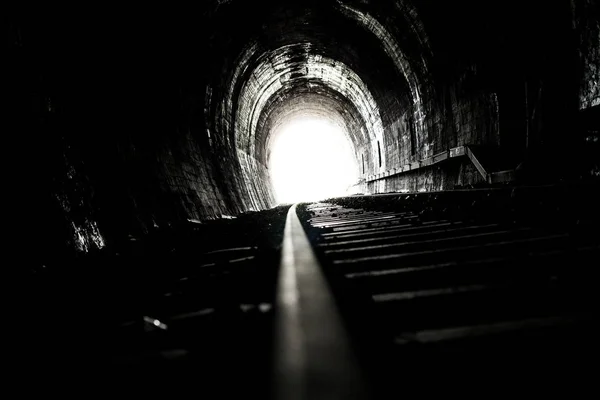 Luce brillante e la fine di un vecchio tunnel ferroviario — Foto Stock