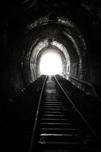 Helles Licht und das Ende eines alten Eisenbahntunnels — Stockfoto