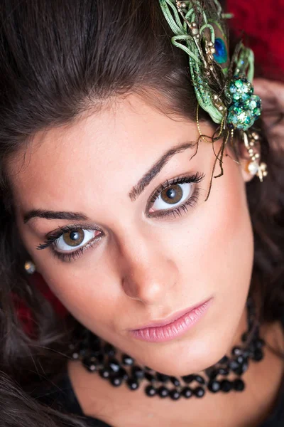 Güzel bir kadın yüzü, dekoratif PIN, giyen yakın çekim — Stok fotoğraf