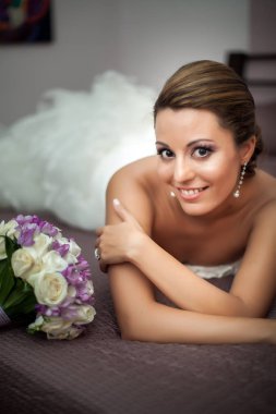 Gelin bir buket çiçek ile gülümseyen portresi 