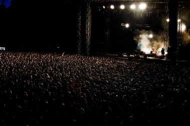Bin-in insanlar kalabalık gece Rock konseri
