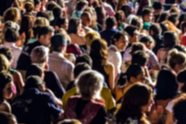 Imagen borrosa de la gente en el concierto de música, sentado en sillas — Foto de Stock