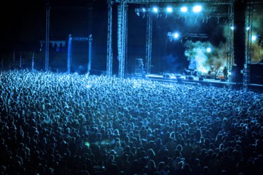 Bulanık görüntü, büyük kalabalık, insanlar müzik konserinde, mavi t