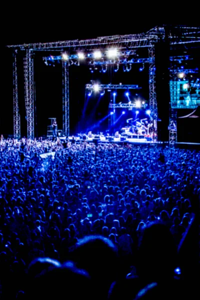 Bulanık görüntü, büyük kalabalık, insanlar müzik konserinde, mavi t