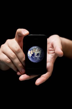 Ellerini tutarak Smartphone, Dünya gezegeninin gösterilen   
