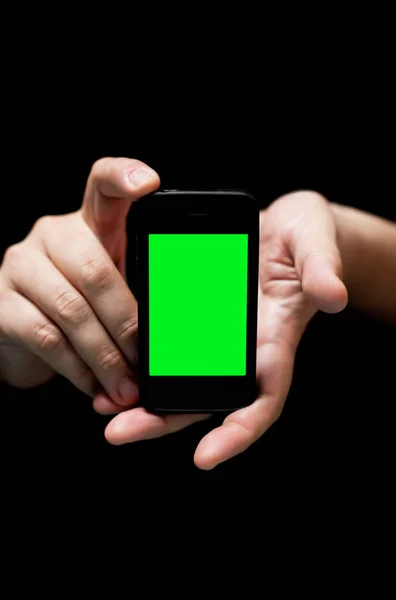 Mani che tengono lo smartphone, mostrando lo schermo verde vuoto — Foto Stock