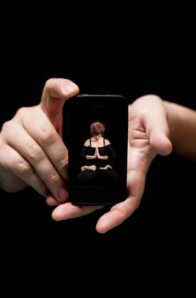 Manos sosteniendo Smartphone, mostrando un genio — Foto de Stock