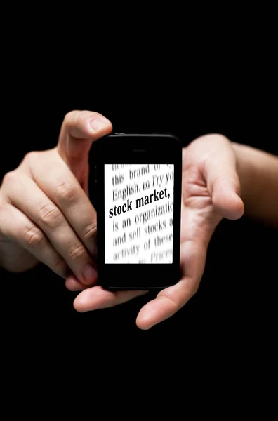 Ręce trzymając smartfon, Wyświetlono słowa giełdzie Drukuj — Zdjęcie stockowe