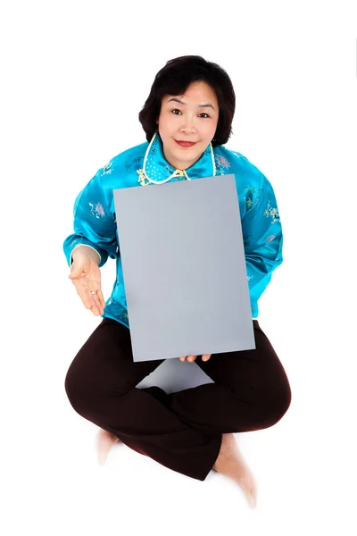 Kiinalainen nainen tilalla tyhjä harmaa aluksella — kuvapankkivalokuva