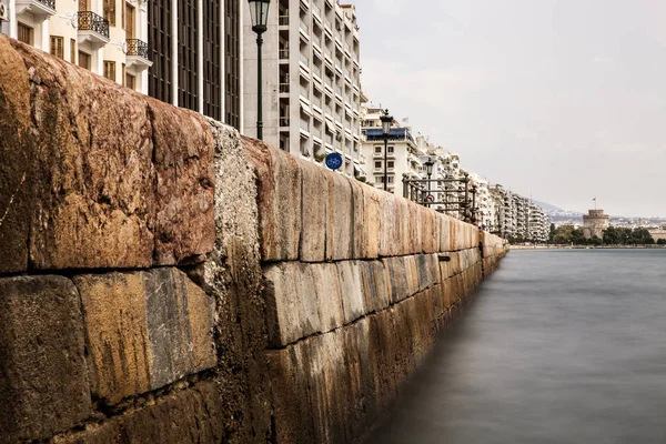 Zeldzame uitzicht op de haven van Thessaloniki en de witte toren, Griekenland — Stockfoto