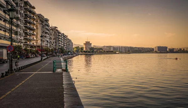 Bílá věž v časných ranních hodinách, pohled z Thessaloniki centrum města, — Stock fotografie