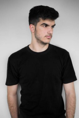 On yedi yıl eski yakışıklı ve kendine güvenen genç adam poz, Loo