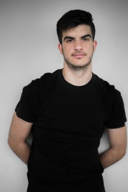 On yedi yıl eski yakışıklı ve kendine güvenen genç adam poz, SMI