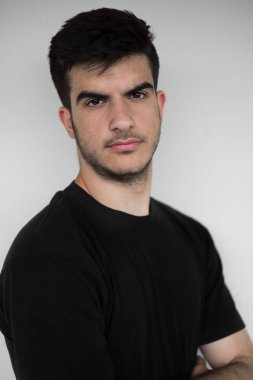 On yedi yıl eski yakışıklı ve kendine güvenen genç adam, yakın kadar, 