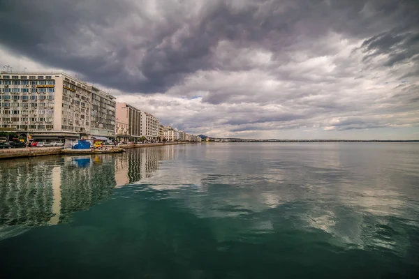 Escena tranquila del puerto de Tesalónica en un día nublado, Amplio plano — Foto de Stock