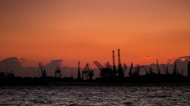 Bağlantı noktası siluetleri, Vinç batımında, Thessaloniki, Yunanistan