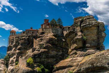 Meteora, büyük yekpare sütunlar ve tepeler-lik oluşumu