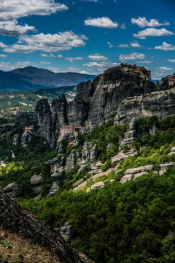 Meteora, büyük yekpare sütunlar ve tepeler-lik oluşumu