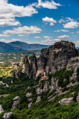 Meteora, büyük yekpare sütunlar ve tepeler-lik oluşumu