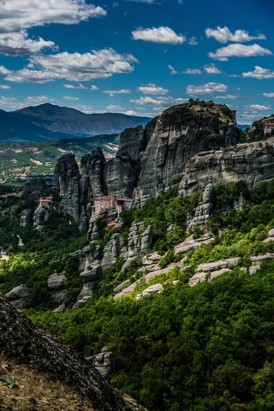 Meteora, büyük yekpare sütunlar ve tepeler-lik oluşumu