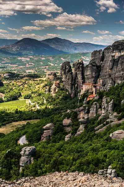 Meteora, büyük yekpare sütunlar ve tepeler-lik oluşumu