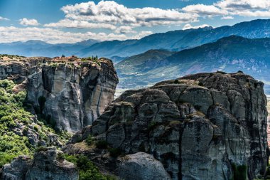 Meteora, büyük yekpare sütunlar ve tepeler-lik oluşumu