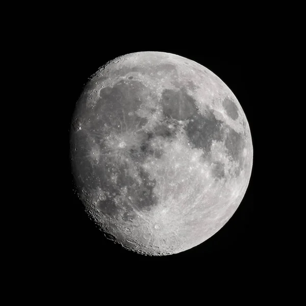 真正的月亮，在满月前三天 — 图库照片