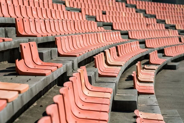 Assentos de plástico velho Weathered em um estádio velho, usando Dep raso — Fotografia de Stock