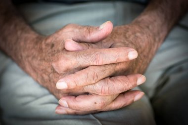 Elleri ve yaşlı adam, yakın