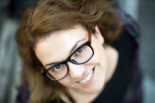Mujer bonita con gafas, primer plano retrato de vista superior, mirando — Foto de Stock