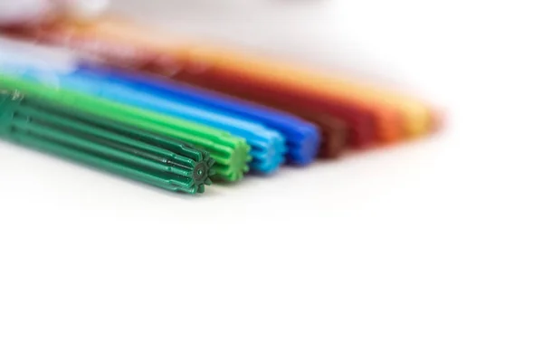 Fila de marcadores para colorear en diferentes colores, sobre fondo blanco —  Fotos de Stock