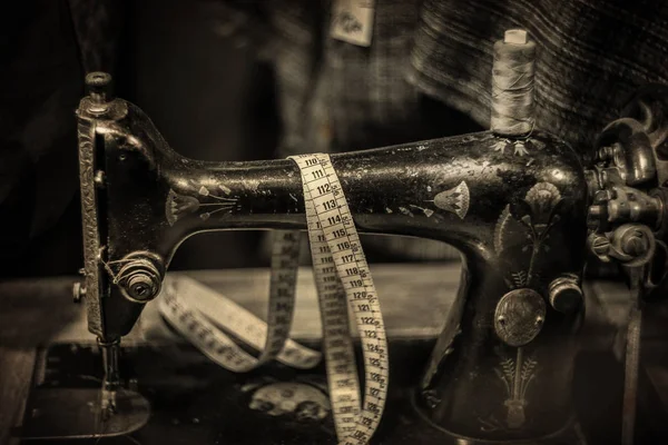 Máquina de coser antigua, disparada con lente Vintage muy antigua —  Fotos de Stock