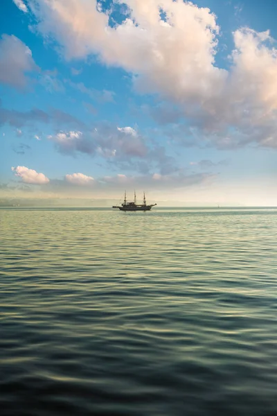 Scène minimaliste de mer et de bateau, sous un beau ciel bleu — Photo