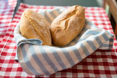 Lezzetli taze ekmek masaya servis