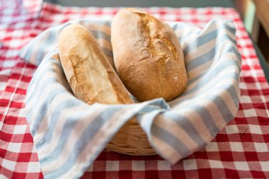 Lezzetli taze ekmek masaya servis