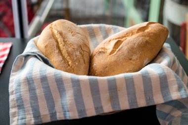 Lezzetli taze ekmek masaya servis