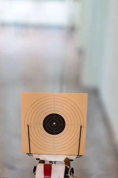 Bullseye, Target hecho de papel, con agujero en el centro, diez libras —  Fotos de Stock