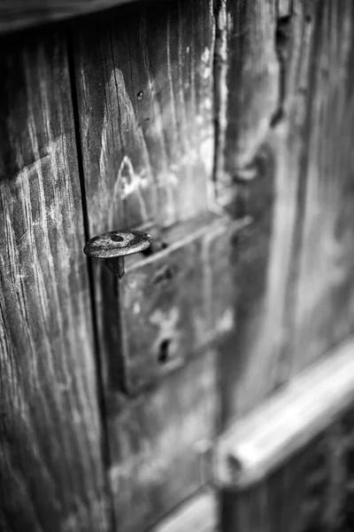 Sehr alter Türgriff aus Holz, in schwarz und weiß, — Stockfoto