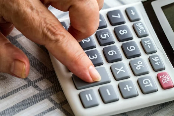 Segítségével kis számológép, zár-megjelöl szemcsésedik — Stock Fotó